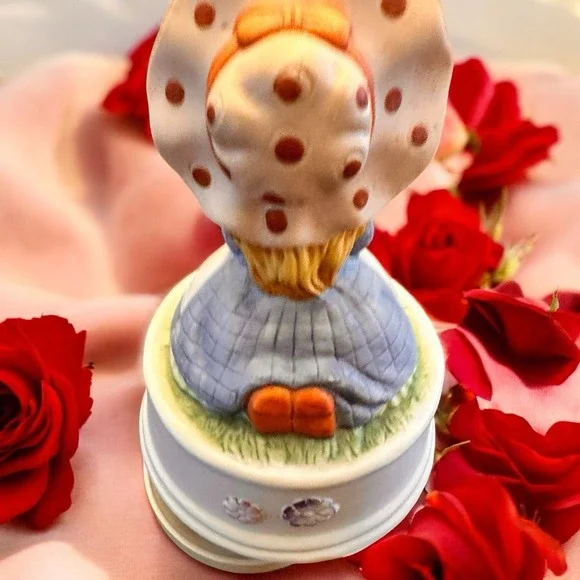 Vintage Flambro Fine Porcelain Rotating Music Box With Little Girl Taiwan - Picture 5 of 11